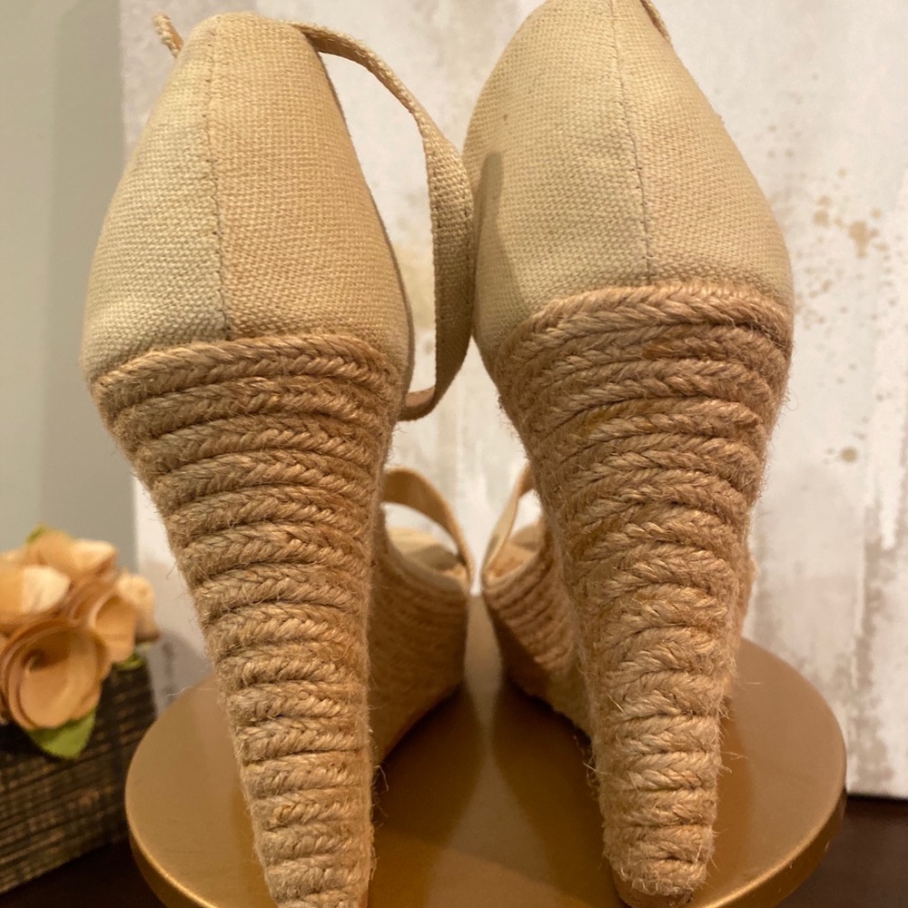 Open toe sandal in cream
